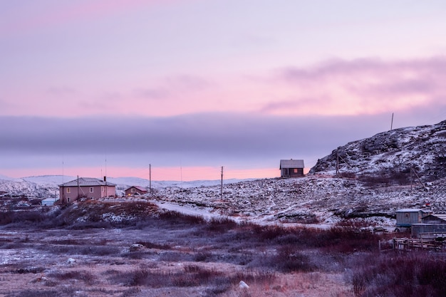 Northern Magenta Zachód Słońca Z Widokiem Na Pensjonaty Na Pokrytym śniegiem Wzgórzu Polarnym. Półwysep Kolski, Rosja.