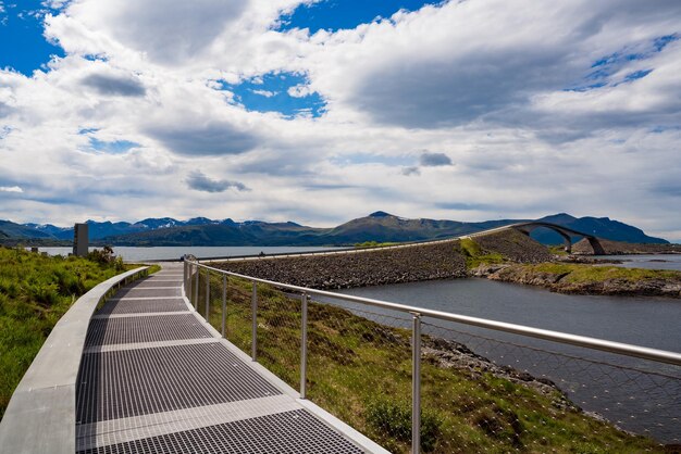 Norwegia Atlantic Ocean Road lub Atlantic Road (Atlanterhavsveien) otrzymały tytuł „Norweskiej Budownictwa Stulecia”. Droga sklasyfikowana jako Krajowa Trasa Turystyczna.