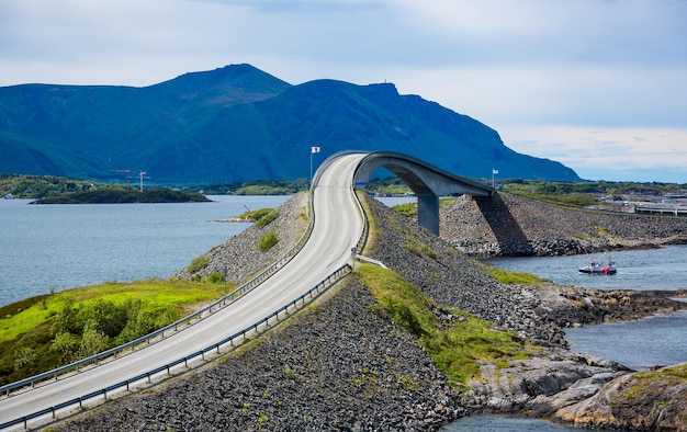 Norwegia Atlantic Ocean Road lub Atlantic Road (Atlanterhavsveien) otrzymały tytuł „Norweskiej Budownictwa Stulecia”. Droga sklasyfikowana jako Krajowa Trasa Turystyczna.