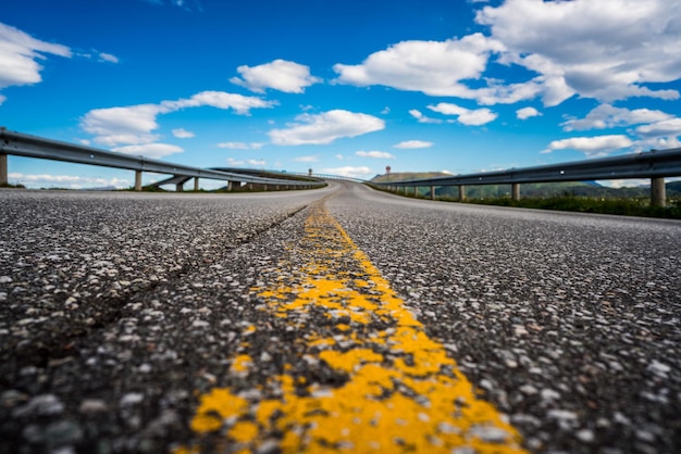 Norwegia Atlantic Ocean Road lub Atlantic Road (Atlanterhavsveien) otrzymały tytuł „Norweskiej Budownictwa Stulecia”. Droga sklasyfikowana jako Krajowa Trasa Turystyczna.