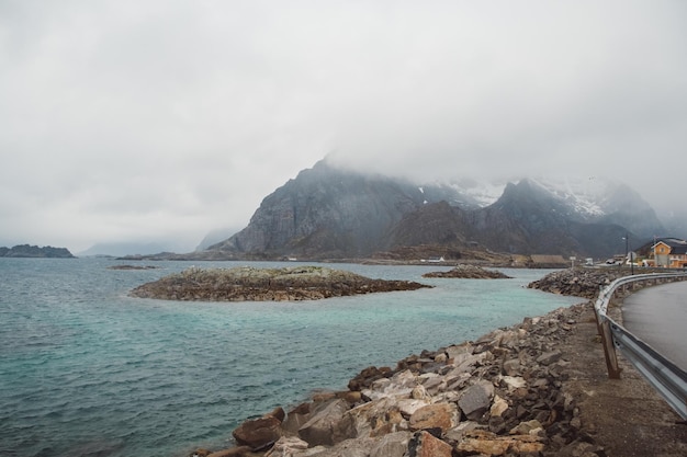 Norwegia góry i krajobrazy na wyspach Lofoty Naturalny skandynawski krajobraz
