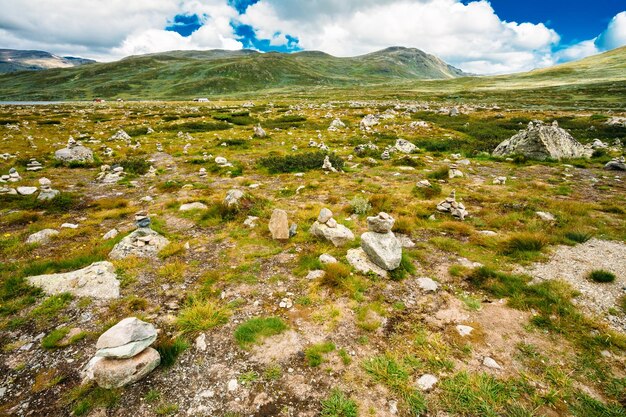 Norwegia Krajobrazy przyrody Góry pod słonecznym niebieskim niebem
