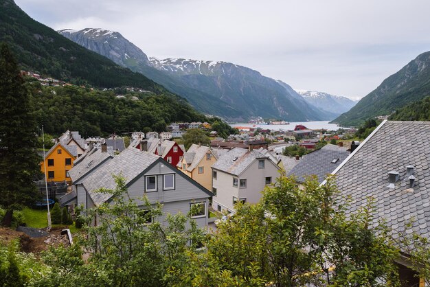 Norweska wioska w górskiej dolinie