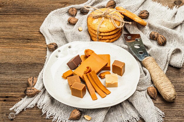 Norweski brunost z ciasteczkami i orzechami Zdrowa żywność i jedzenie składnika organicznego na śniadanie