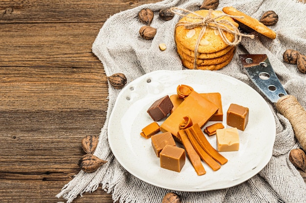 Norweski brunost z ciasteczkami i orzechami Zdrowa żywność i jedzenie składnika organicznego na śniadanie