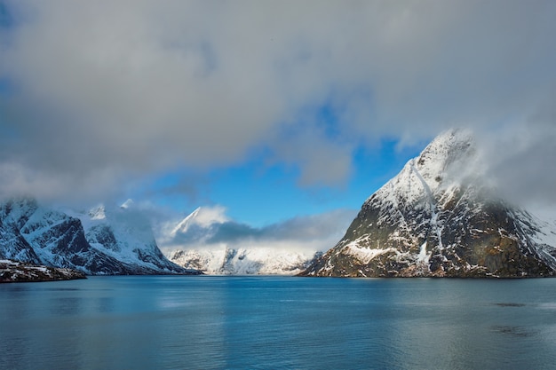 Norweski fiord i góry zimą. Lofoty, Norwegia