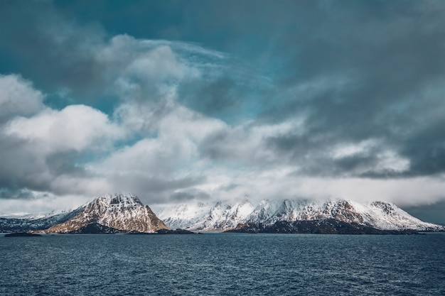 Norweski fiord i góry zimą. Lofoty, Norwegia