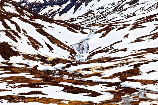 Norweski Krajobraz: Ośnieżona Powierzchnia Gór