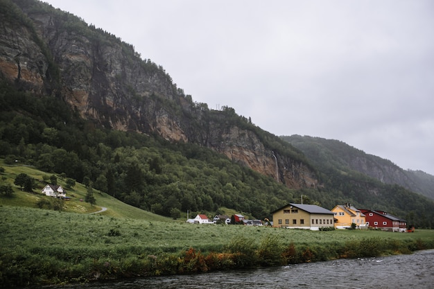 Norweski krajobraz z lokalnymi domami