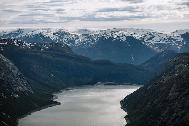 Zdjęcie norweski krajobraz z widokiem na fiord ze skalnego fragmentu język trolla