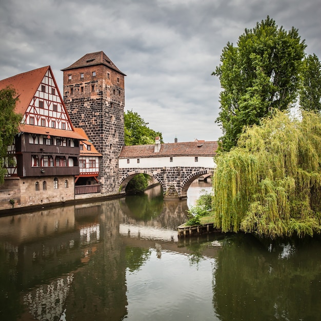 Norymberga w Niemczech w pochmurny jesienny dzień. Krajobraz z mostem Maxbrucke i wieżą Henkerturm