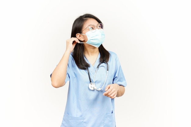 Noszenie maski medycznej do zapobiegania wirusowi koronowemu azjatyckiego młodego lekarza na białym tle
