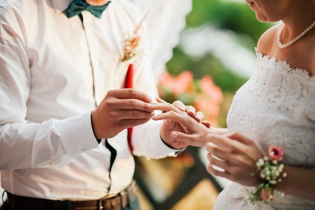 Noszenie Obrączek ślubnych Podczas Ceremonii Z Bliska