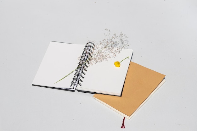 notatnik i ołówek z kwiatkiem
