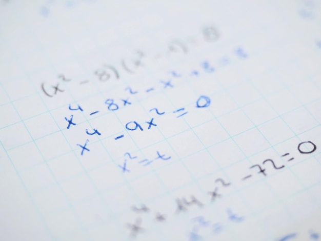 Notatnik matematyczny z ręcznie napisanymi równaniami, notatki z klasy z bliska