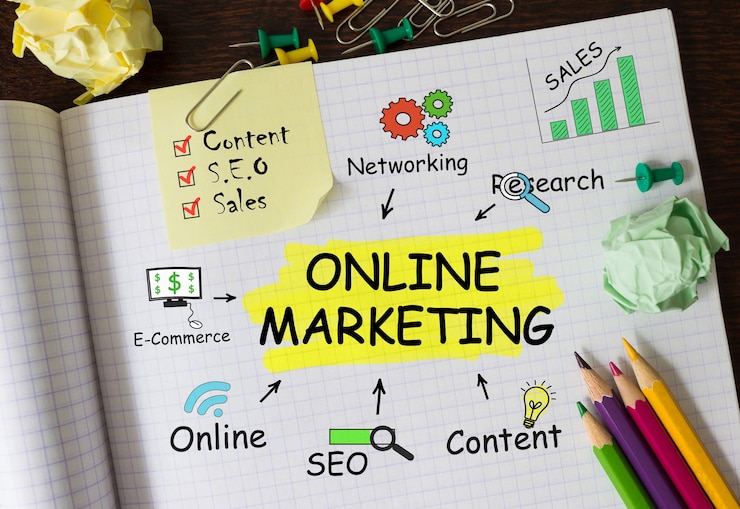 Zdjęcie notatnik z narzędziami i uwagami o marketingu online, koncepcja