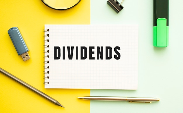 Notatnik z tekstem DIVIDENDS