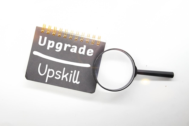 Notatnik ze słowem upgrade upskill