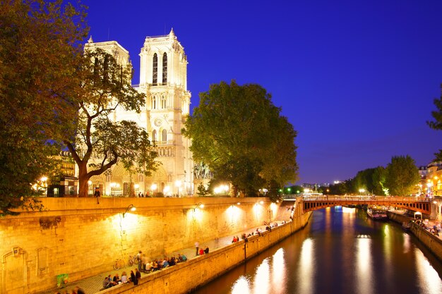 Notre Dame de Paris i Sekwana nocą Francja