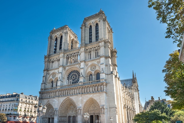 Notre Dame de Paris - ludzie w słynnej katedrze ze słońcem i błękitnym niebem przed pożarem 15 kwietnia 2019 r. Paryż, Francja