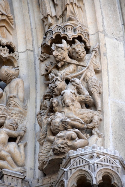 Notre dame katedra w paryżu statua rzeźba i dach przed pożarem