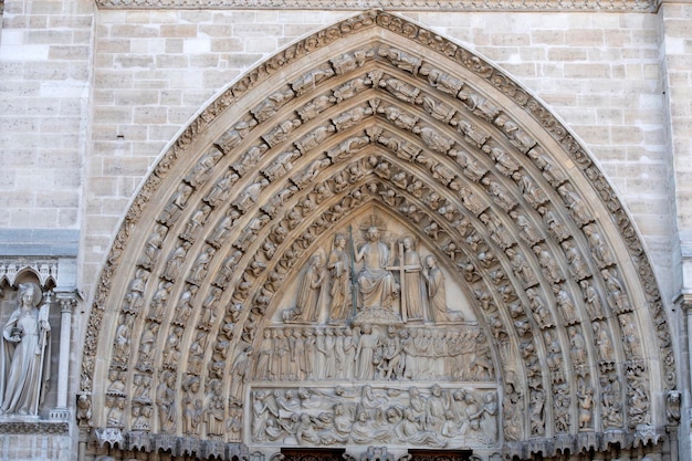 Notre dame katedra w paryżu statua rzeźba i dach przed pożarem