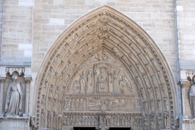 Notre dame katedra w paryżu statua rzeźba i dach przed pożarem