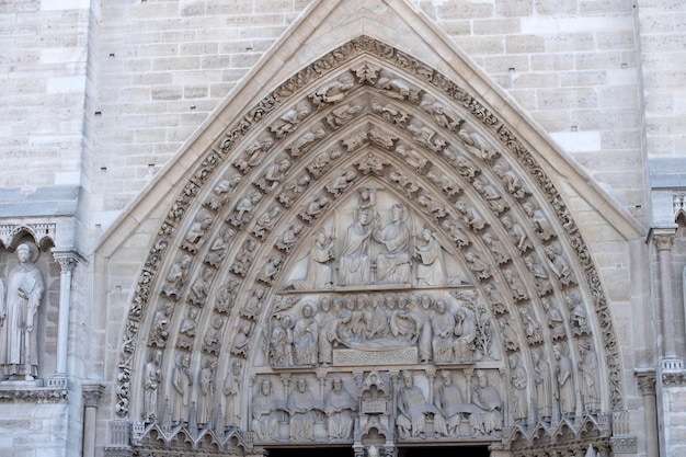 Notre dame katedra w paryżu statua rzeźba i dach przed pożarem