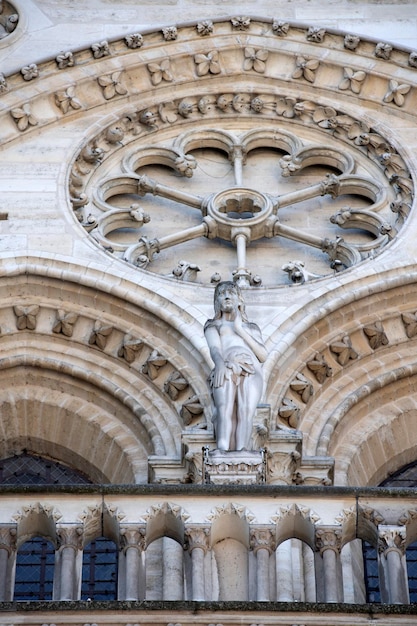 Notre dame katedra w paryżu statua rzeźba i dach przed pożarem