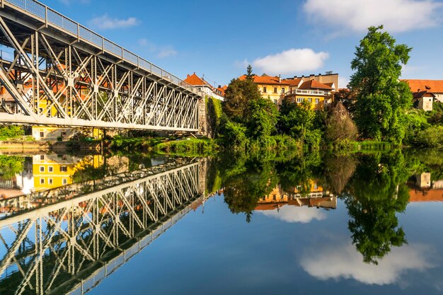 Novo Mesto Rudolfswerth Newestat Słowenia Region Dolnej Krainy niedaleko Chorwacji w zakolu rzeki Krka Widok na stary żelazny most