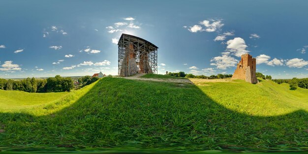 NOVOGRUDOK BIAŁORUŚ 11 lipca 2011 Panorama ruin starożytnego średniowiecznego zamku rycerskiego na górze Pełna równoprostokątna równoodległa sferyczna panorama 360 na 180 stopni Skybox vr ar content