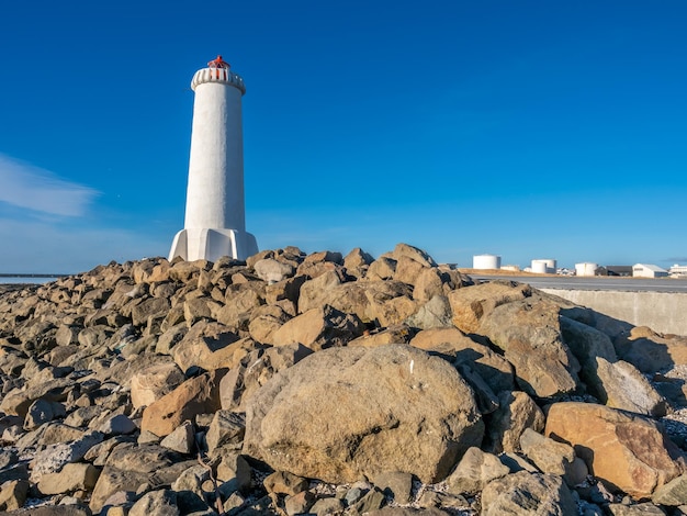 Nowa aktywna wieża latarni morskiej Akranes na końcu półwyspu w mieście pod błękitnym niebem Islandia