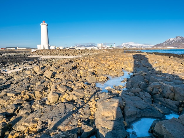 Nowa aktywna wieża latarni morskiej Akranes na końcu półwyspu w mieście pod błękitnym niebem Islandia