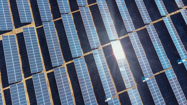 Nowa energia energia słoneczna w słoneczny dzień