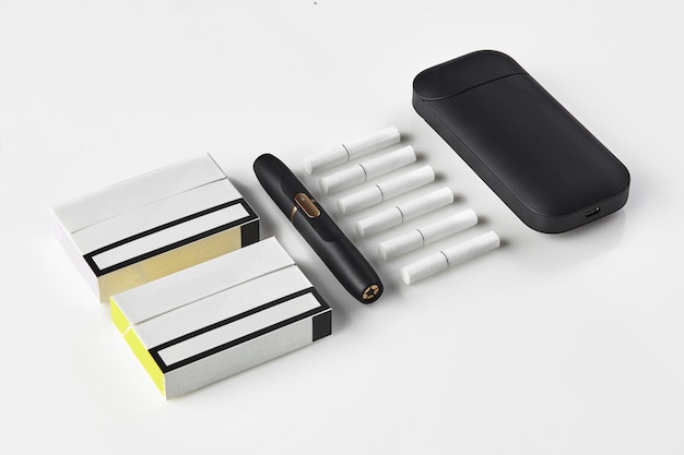 Nowa generacja czarnej baterii do papierosów elektronicznych, dwie paczki i sześć sztyftów na białym tle nowość