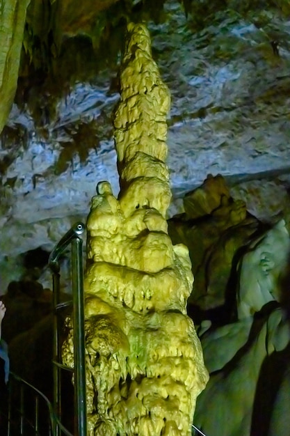 Nowa jaskinia Athos ze stalaktytami i stalagmitami w Abchazji