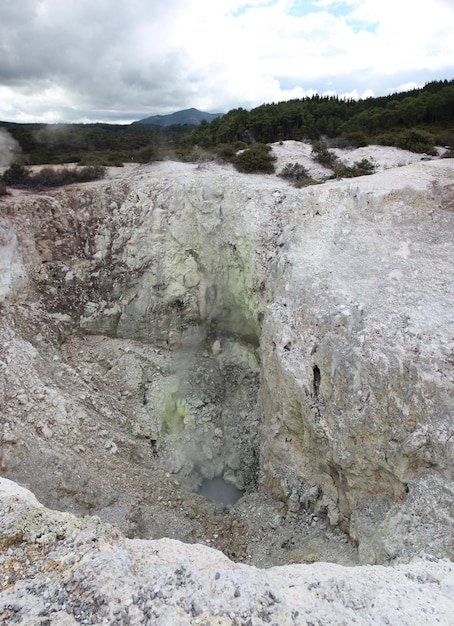 Zdjęcie nowa zelandia podróż siarką do parku rotorua w gorącym źródle