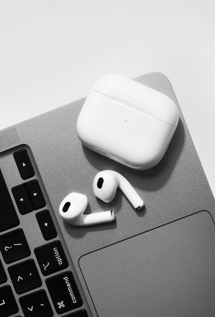 Nowe AirPods 3 na białym tle