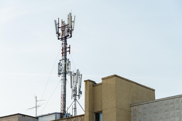 Nowe anteny GSM na dachu budynku mieszkalnego w mieście do transmisji sygnału 5g stanowią zagrożenie dla zdrowia ludzi Zanieczyszczenie radiacyjne środowiska przez wieże komórkowe