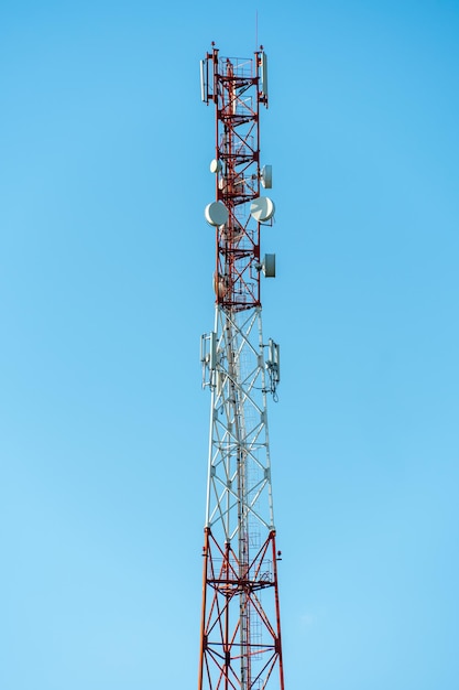 Nowe Anteny Gsm Na Wysokiej Wieży Na Tle Błękitnego Nieba Do Transmisji Sygnału 5g Są Niebezpieczne Dla Zdrowia Zanieczyszczenie środowiska Promieniowaniem Przez Wieże Komórkowe Zagrożenie Wyginięciem