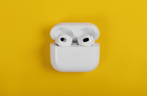 Nowe Apple AirPods 3 na białym tle