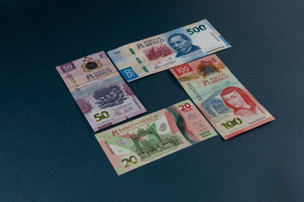 Nowe Banknoty Meksykańskiego Peso Ułożone Na Niebieskim Tle Z Miejscem Na Tekst