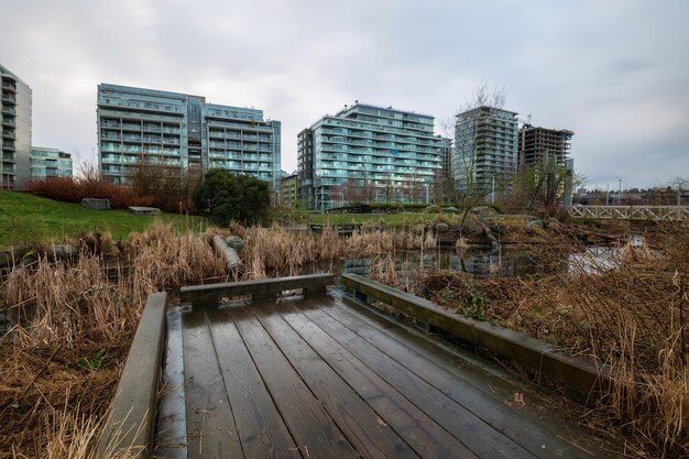 Nowe budynki mieszkalne wokół parku w False Creek