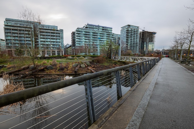 Nowe budynki mieszkalne wokół parku w False Creek