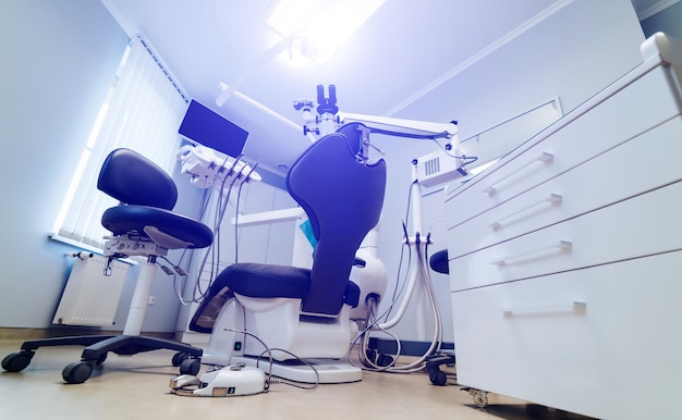 Nowe gabinety Zaawansowany gabinet dentystyczny z mikroskopem Profesjonalny sprzęt stomatologa Zaawansowana technologicznie klinika medyczna Klinika dentystyczna Nowoczesne wnętrze gabinetu dentystycznego