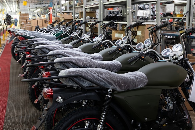 Nowe motocykle i motorowery w montowni motocykli