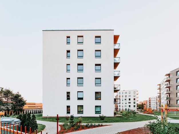 Nowe osiedle apartamentowiec zabudowa domowa oraz plac zabaw dla dzieci. Z koncepcją obiektów zewnętrznych.