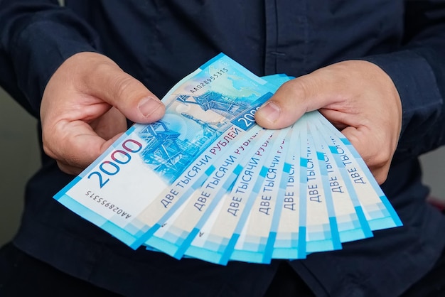 Nowe rosyjskie banknoty denominowane w 2000 rublach w męskich rękach