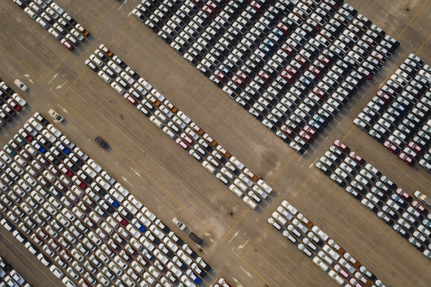 Nowe Samochody Ustawiły Się Na Parkingu Do Dystrybucji Międzynarodowej W Celu Sprzedaży Biznesowej Przez Duże Kontenery Wysyłkowe Na Otwartym Morzu