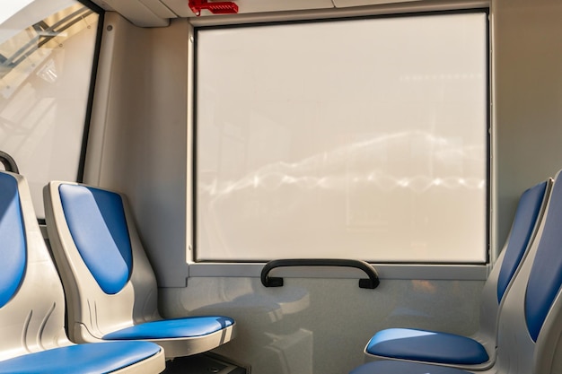 Nowe wygodne fotele w nowoczesnym autobusie miejskim Duże okno w autobusie umożliwiające wyjście awaryjne w razie wypadku Miejsca w autobusie dla osób starszych i niepełnosprawnych